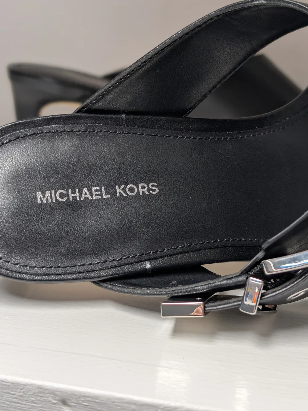 Michael Kors Genuine Leather Kitten Heel Thong Sandal With Buckle Black 7.5 - Picture 3 of 5
